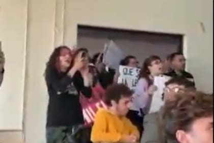 Militantes de izquierda interrumpieron una clase con legisladores libertarios en la Facultad de Sociales de la UBA