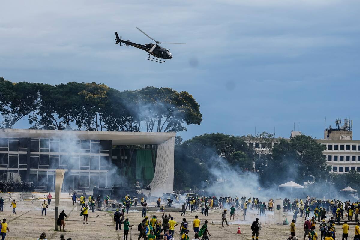 Militantes de Jair Bolsonaro atacaron ayer dependencias oficiales en Brasilia