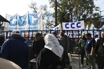 Militantes de la CCC, detrás del vallado, frente a la Corte Suprema