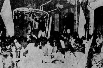 Militantes de la Juventud Peronista festejan la liberación de los presos que están dentro del camión