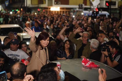 Militantes de organizaciones políticas, sociales, sindicales y de derechos humanos mantuvieron una vigilia frente a la casa de la vicepresidenta Cristina Fernández de Kirchner