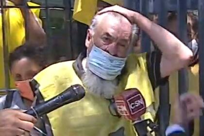 Militantes de Raúl Castells treparon la reja y entraron por la fuerza a la sede del Gobierno de la Ciudad