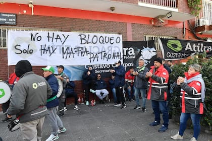 Militantes del gremio de Atilra se manifiestan en la sede de la pyme lácteos Vidal, en Devoto
