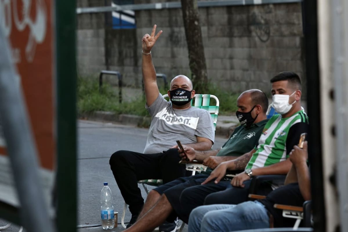 Militantes del gremio de Hugo Moyano están acampando en las afueras de un parque industrial por un conflicto de encuadre sindical.