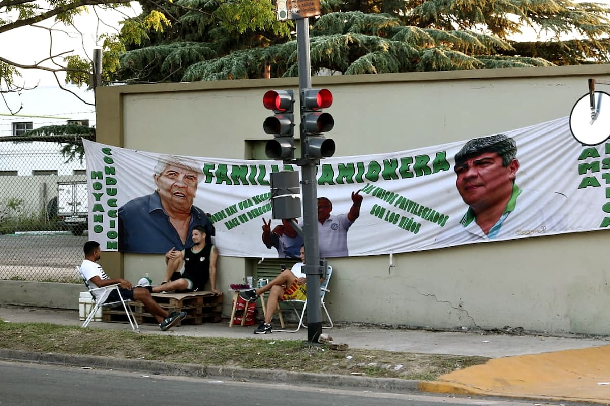 Militantes del gremio que conducen los Moyano permanecen en el predio de logística de Villa Adelina en reclamo del encuadramiento sindical de unos 50 trabajadores