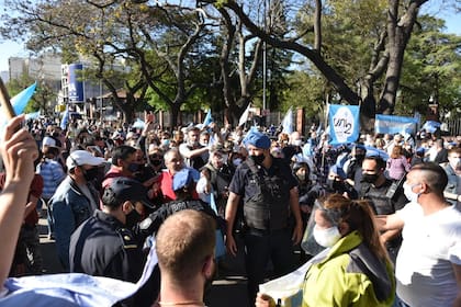 Militantes del sindicato de estatales ATE de Capital Federal protagonizaron una contramarcha en el lugar en defensa de la vicepresidenta y del Gobierno en Olivos y en Recoleta