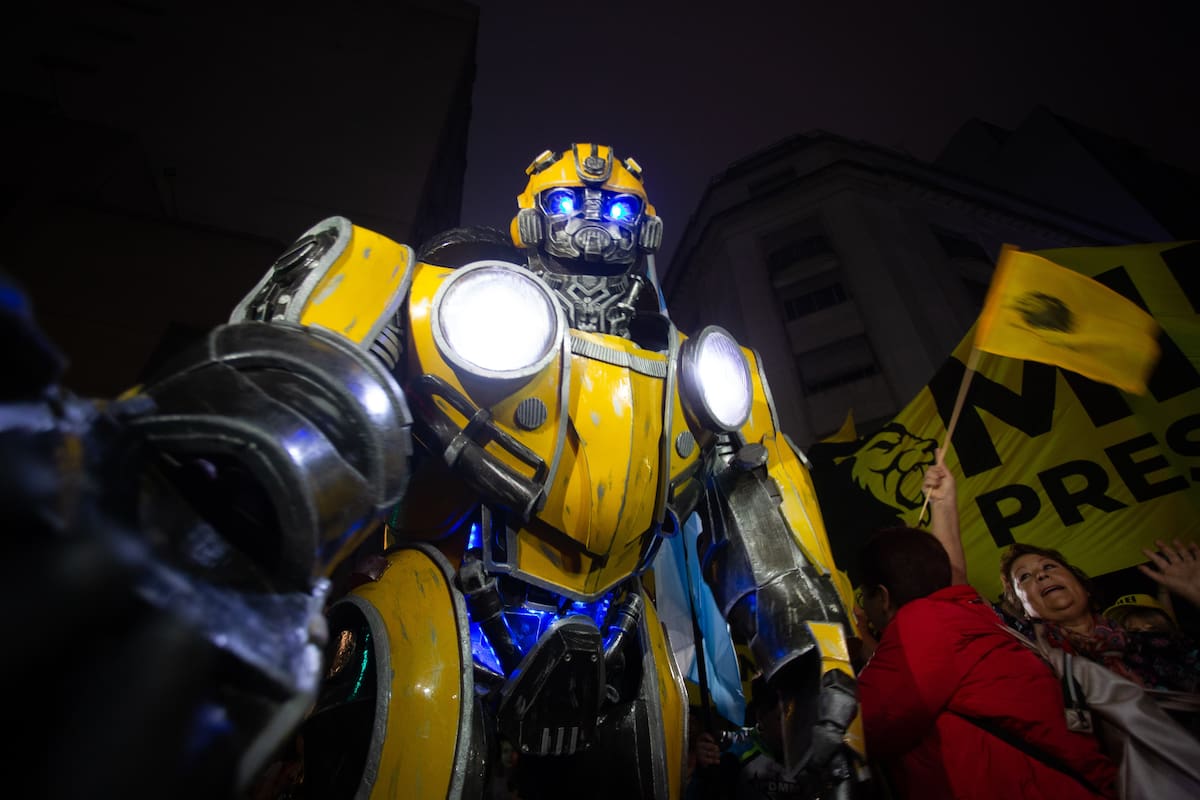 Militantes esperan afuera del bunker de Milei