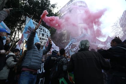 Militantes frente al departamento de Cristina Kirchner en Recoleta