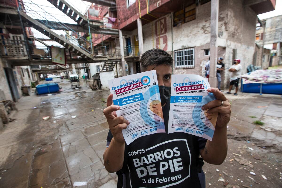 Militantes informan acerca del plan de vacunación en Fuerte Apache