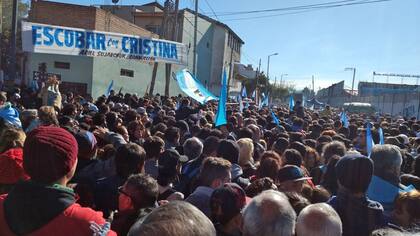 Militantes K esperan para entrar al estadio de Arsenal