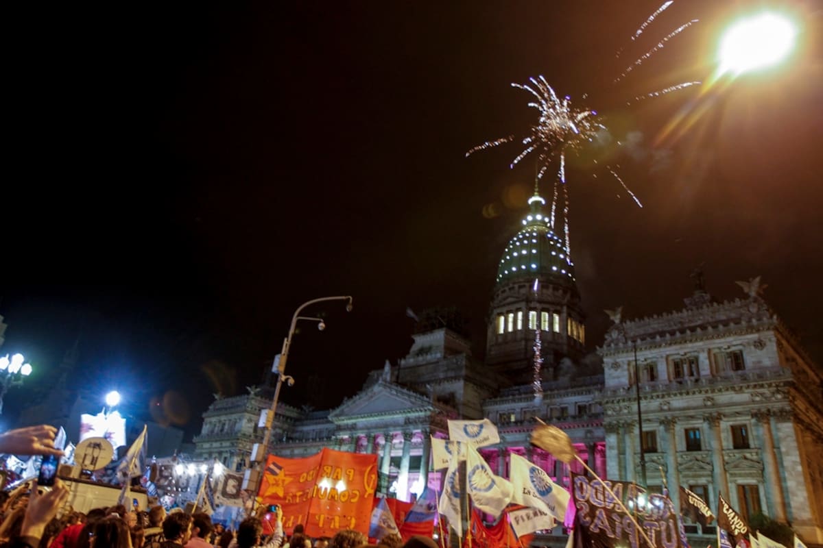 Militantes kirchneristas festejan el fallo por la Ley de Medios