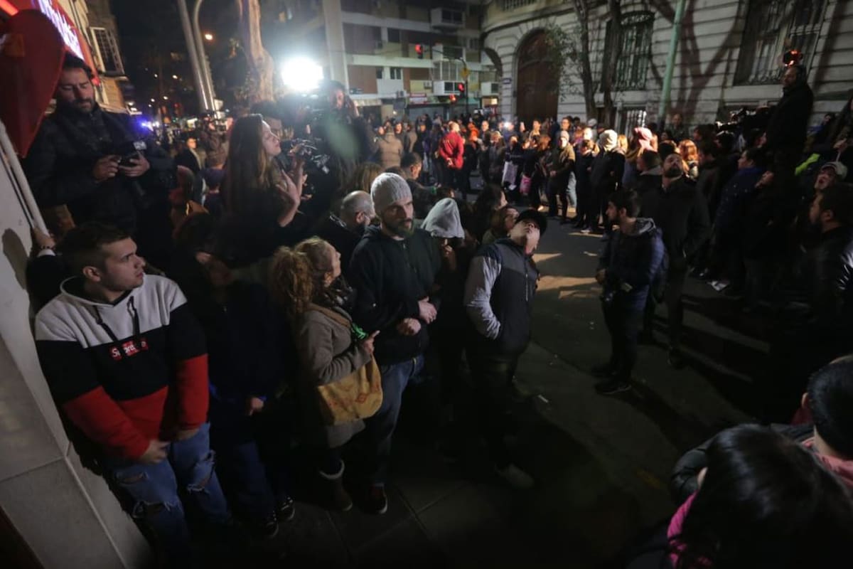 Militantes kirchneristas se congregaron frente al departamento de Cristina Kirchner en Recoleta