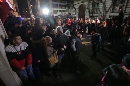 Mientras el Senado votaba por el sí o no a los allanamientos, Juncal y Uruguay se poblaron de militantes kirchneristas para apoyar a la expresidenta