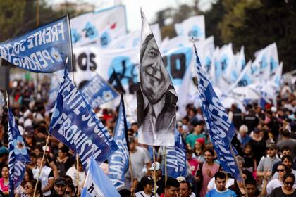 Militantes llegan al Estadio Único de La Plata para el acto de Cristina Kirchner