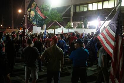 Militantes pro Trump, en Phoenix, Arizona, exigieron el cese del recuento electoral en una protesta a la que muchos fueron con armas de alto calibre