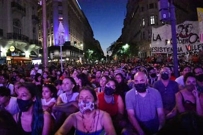 Militantes se hicieron presentes en Plaza de Mayo para conmemorar los 20 años del 19 y 20 de Diciembre