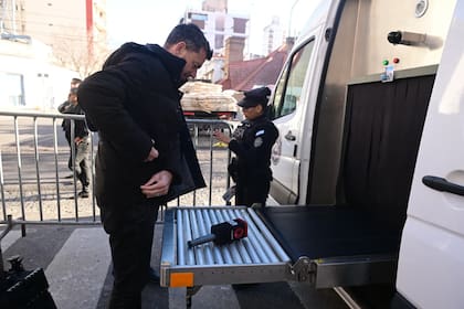 Militantes y periodistas debieron pasar por un escáner antes de entrar al Club Atenas