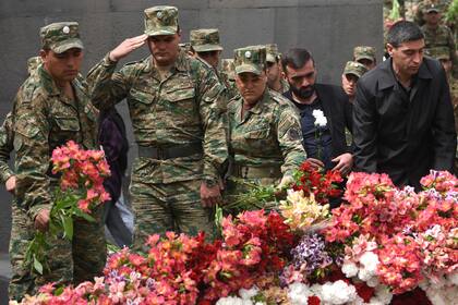 Militares armendios dejan flores hoy en el Memorial del Genocidio Armenio, en Ereván