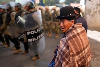 Militares buscan restablecer orden en ciudad boliviana tras muerte de cuatro policías en protestas