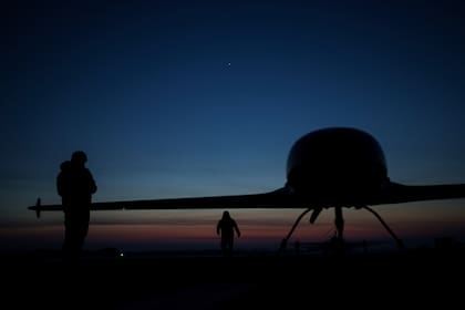 Militares de la Inteligencia de Defensa ucraniana se preparan para lanzar drones An-196 Liutyi de larga distancia en un lugar no revelado, en Ucrania, el 28 de febrero de 2025