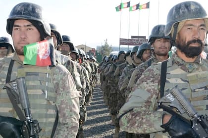 Militares del Ejército afgano desplegados en formación en un cuartel afgano