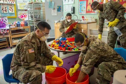 Militares desinfectan un jardín de infantes de la comunidad judía en Nueva York