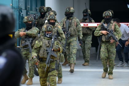 Militares ecuatorianos, en un operativo en los últimos días por la violencia narco en Guayaquil. (STRINGER / AFP)