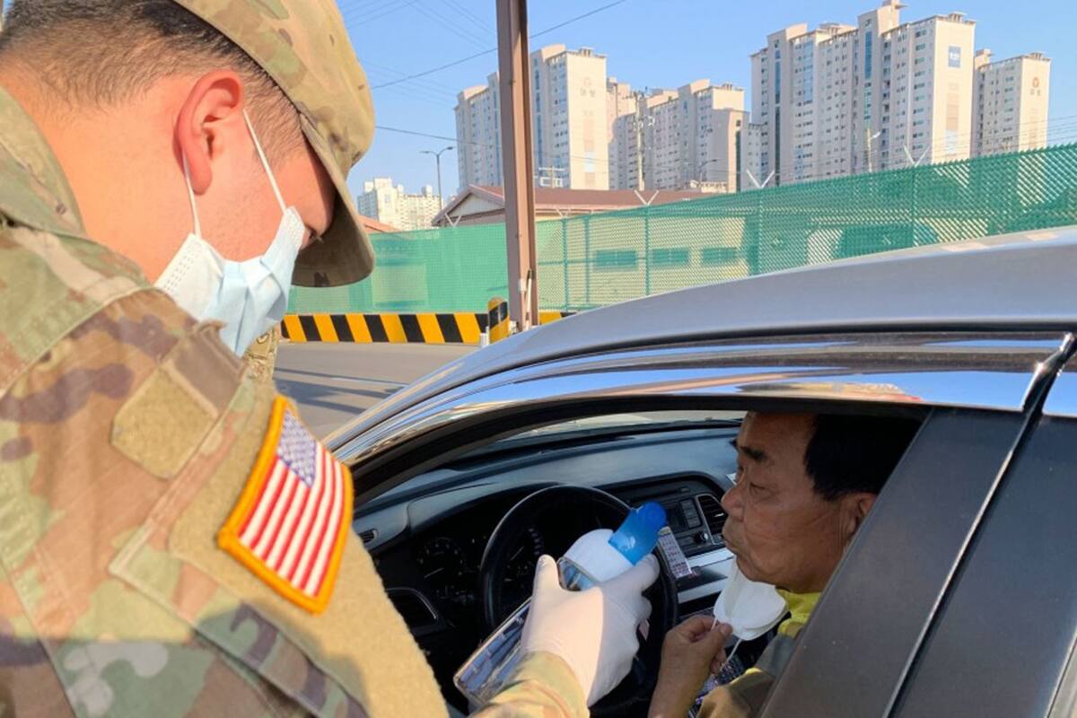 Militares estadounidenses aplican en Daegu una sencilla prueba con algodón y vinagre para detectar casos asintomáticos de coronavirus