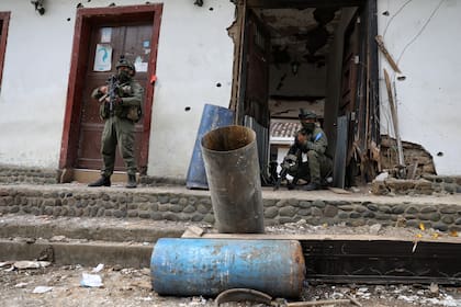 Militares ingresan a convulsa localidad del suroeste de Colombia tras ataque que dejó 8 heridos
