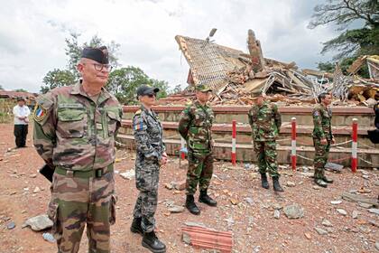 Militares internacionales observan la implementación de alto el fuego entre Camboya y Tailandia