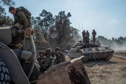 Militares israelíes en Be'eri, cerca de la frontera con la Franja de Gaza, este sábado. (Ilia Yefimovich/dpa)