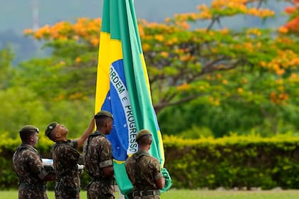Militares izan la bandera, esta mañana, en el Palacio de la Alvorada