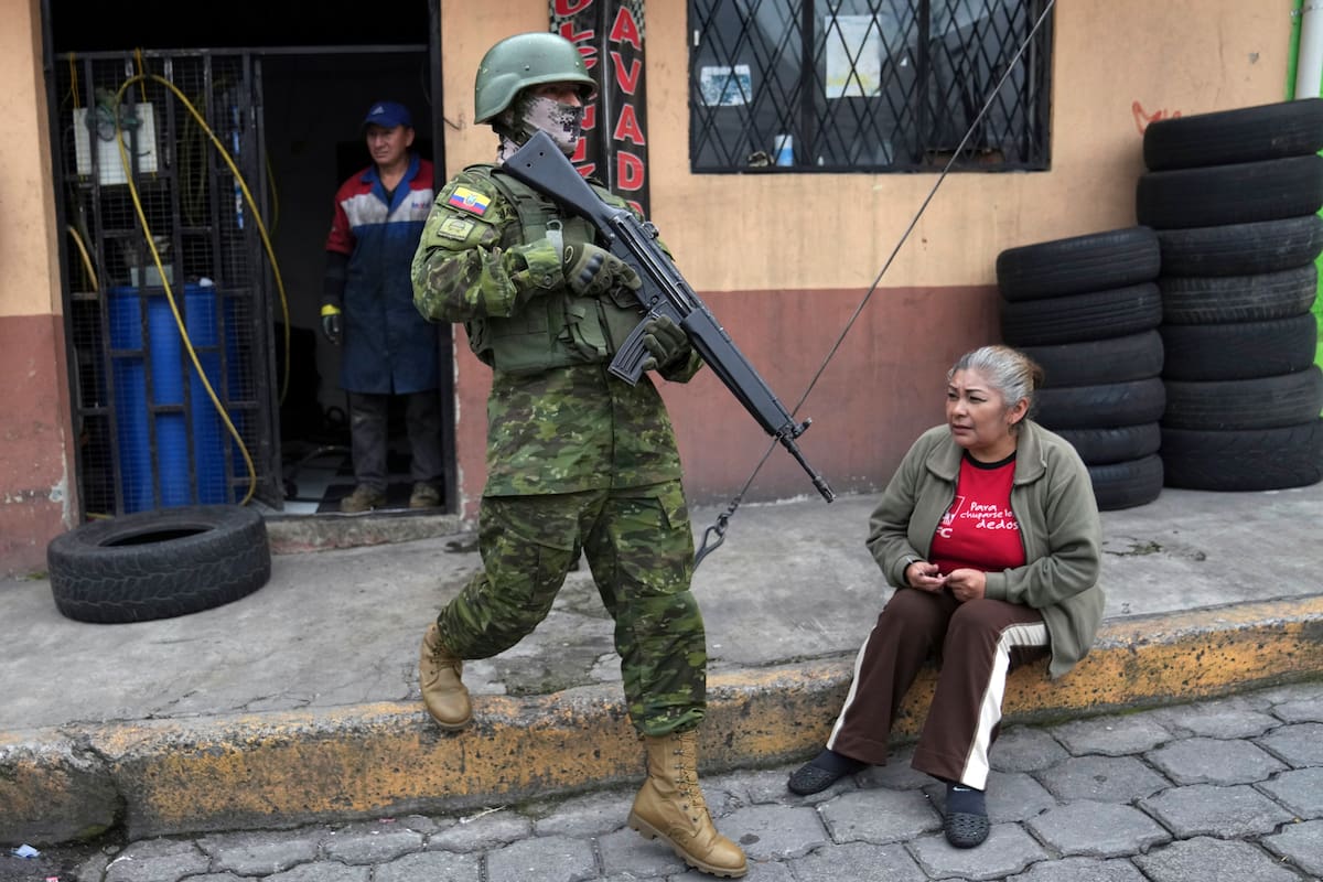 Militares patrullan por el sur de Quito, Ecuador, tras la fuga de prisión de dos cabecillas de bandas criminales