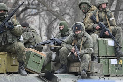Militares rusos son vistos en Armyansk, en la parte norte de Crimea, Rusia.