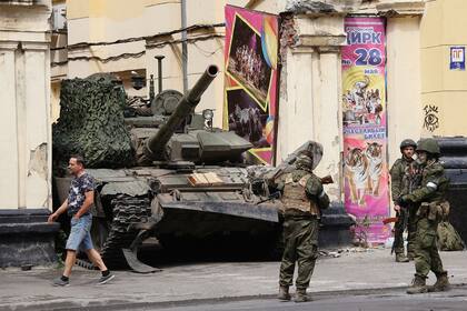 Militares rusos vigilan un área frente a un tanque en una calle de Rostov del Don, Rusia, el sábado 24 de junio de 2023. Los servicios de seguridad de Rusia respondieron a la declaración de rebelión armada del jefe mercenario Yevgeny Prigozhin pidiendo su arresto