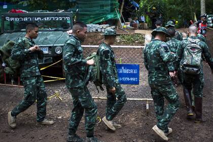 Militares tailandeses, en el operativo de rescate en la cueva Tham Luang Nang Non