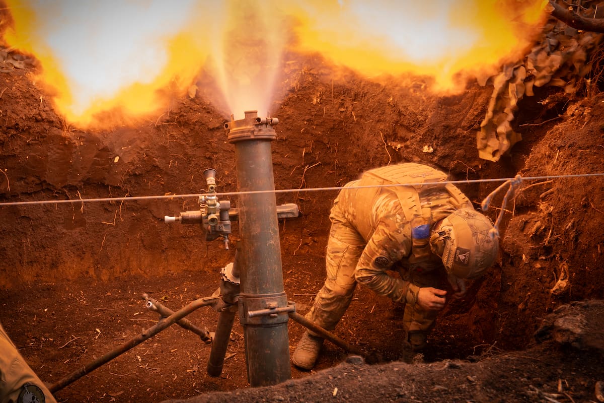 Militares ucranianos de la 28va brigada mecanizada separada disparan un mortero de 122 milímetros hacia posiciones rusas en el frente, cerca de Bájmut, en la región de Donetsk, Ucrania, el domingo 3 de marzo de 2024. (AP Foto/Efrem Lukatsky)