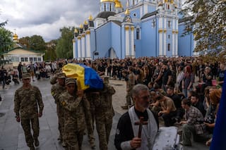 Un bebé por nacer y un funeral en Kiev: la historia de 2 jóvenes soldados que se casaron en guerra