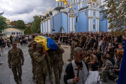 Militares ucranianos llevan el ataúd del soldado Danyil Smyrnov, de 21 años, que murió en combate, durante su funeral en Kiev