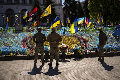 Militares ucranianos rinden homenaje a civiles y uniformados muertos durante la guerra, en la Plaza Independencia de Kiev