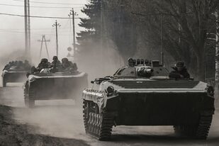 Militares ucranianos se dirigen hacia Bakhmut en vehículos de combate de infantería BMP, en el este de Ucrania, el 22 de marzo de 2023