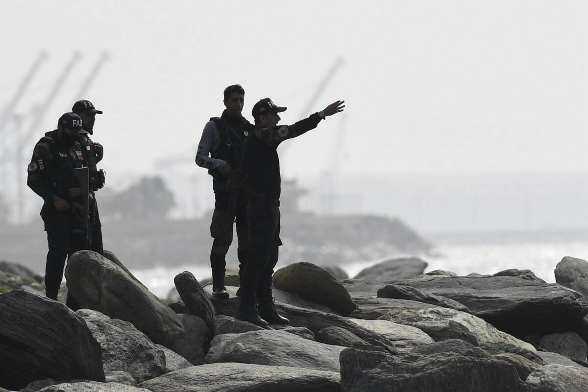 Militares venezolanos vigilan las playas cercanas a La Guaira