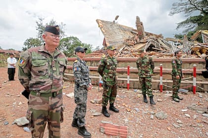 Militares y diplomáticos de 13 países observan la implementación del acuerdo de alto el fuego entre Camboya y Tailandia, en la provincia de Preah Vihear, el 30 de julio de 2025