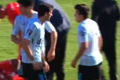 Milito (izquierda), enojado con Acuña