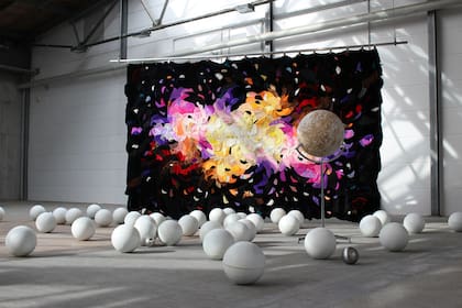 Milky Ways, obra de la artista argentina Agustina Woodgate en Pinta
