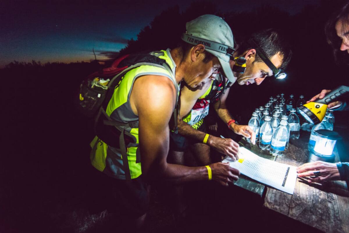 Millán y Arroyo, en uno de los puestos de control; finalmente, primero y segundo en los 63km