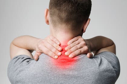 La cervicalgia muchas veces se acompaña de otros síntomas, como cosquilleos o hasta dolor que “baja” por los brazos hasta la mano o dolor de cabeza