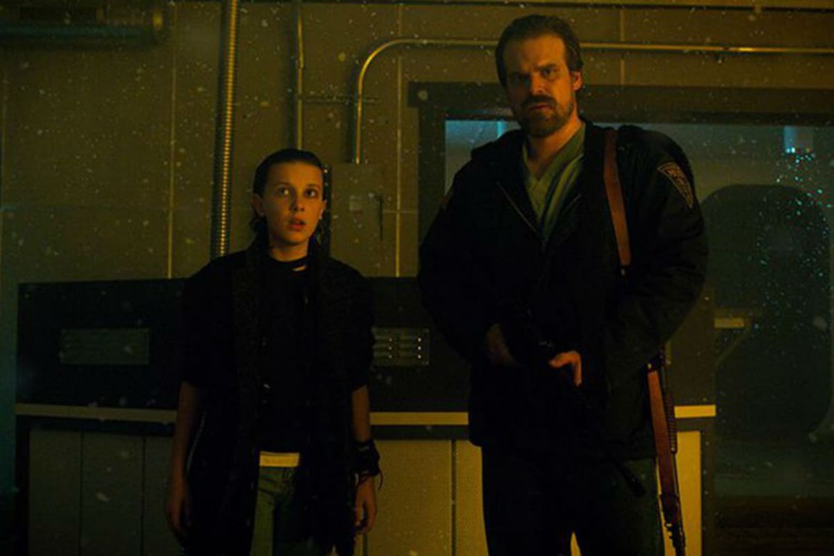 Millie Bobby Brown y David Harbour en Stranger Things