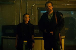 Millie Bobby Brown y David Harbour en Stranger Things