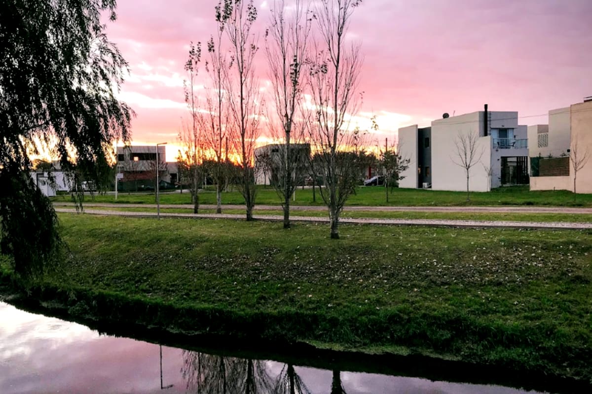 Millonario robo a una casa de un country de City Bell a plena luz del día: se llevaron pesos, dólares y hasta euros